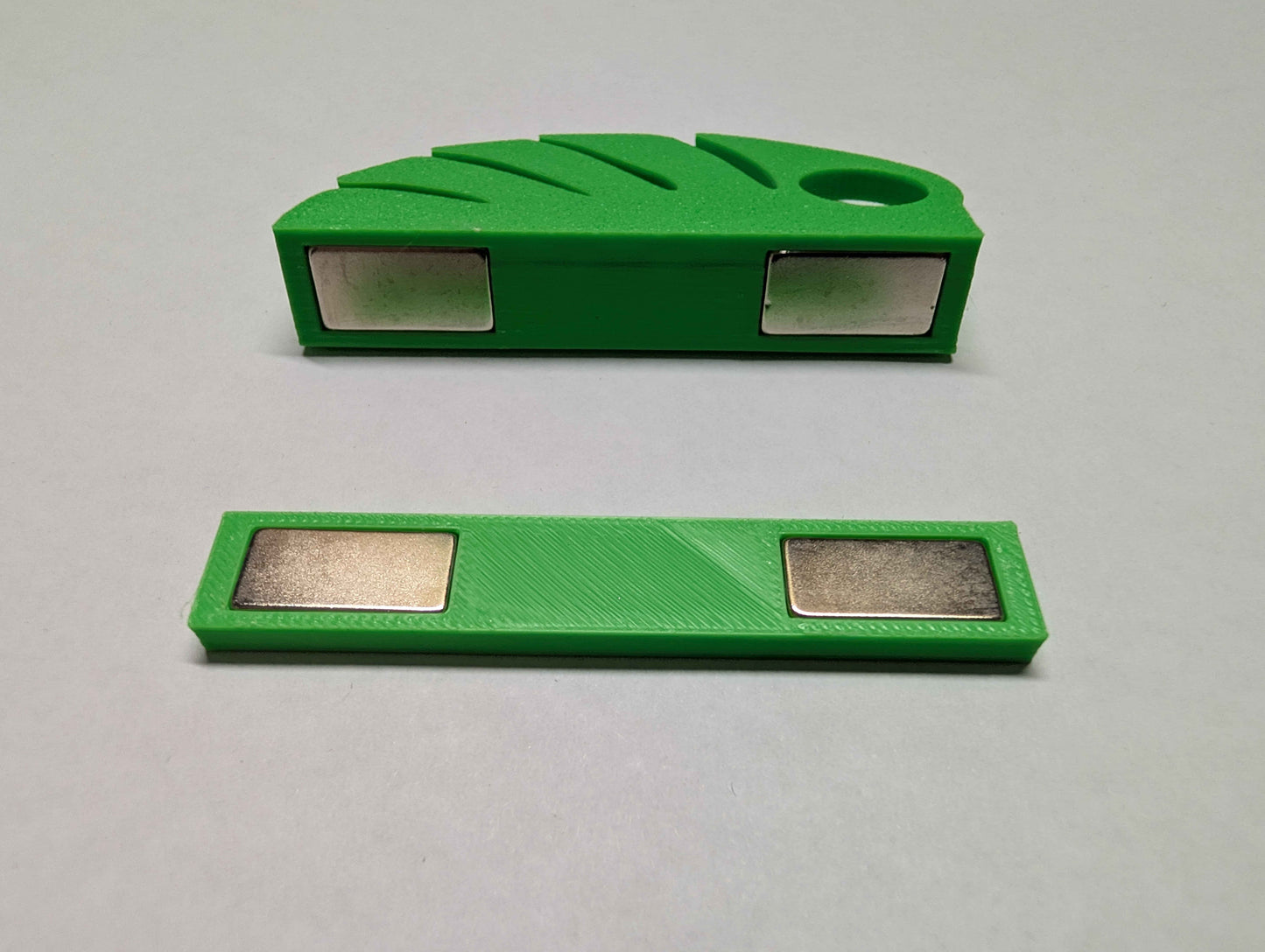 Monstera Leaf Gecko Feeding Ledge | Micro Magnetic Reptile Feeder with Custom Bowls | Arboreal Lizard Food & Water Station