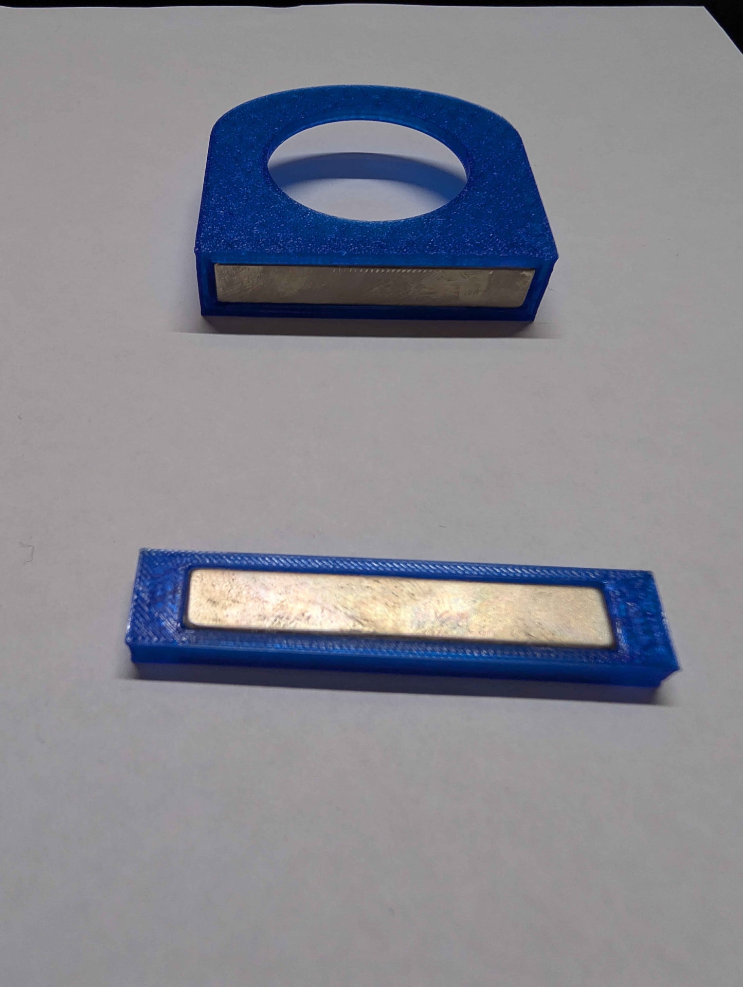 Magnetic Reptile Feeding Ledge | Single Bowl Gecko Feeder | 0.5 oz Cup Holder for Crested Geckos, Lizards, and Small Reptiles