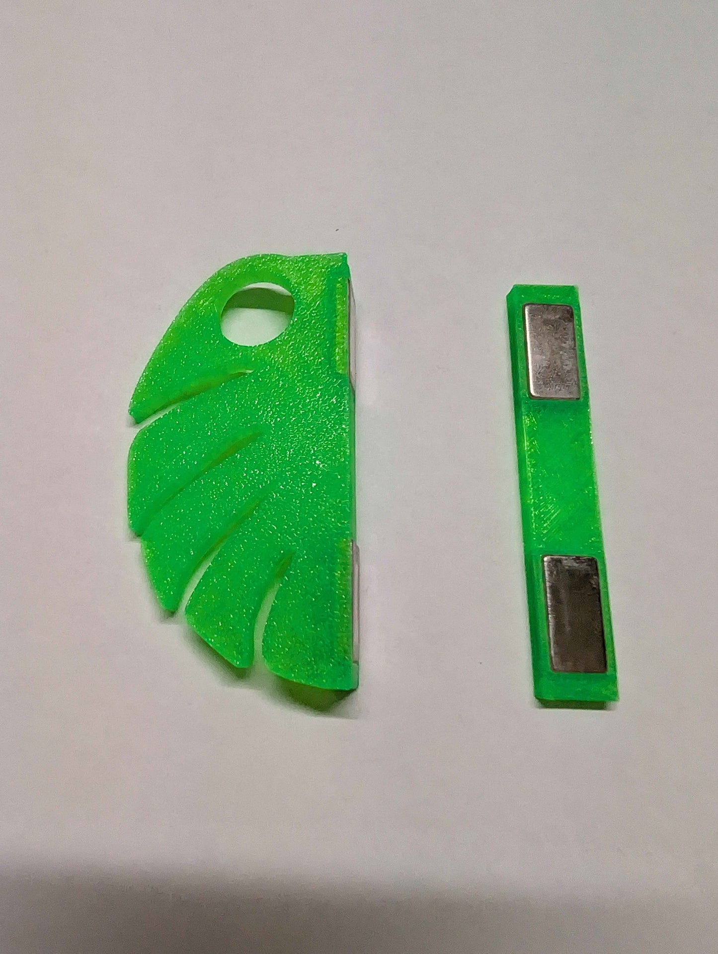 Monstera Leaf Gecko Feeding Ledge | Micro Magnetic Reptile Feeder with Custom Bowls | Arboreal Lizard Food & Water Station